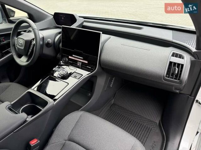 Белый Тойота bZ4X, объемом двигателя 0 л и пробегом 2 тыс. км за 27999 $, фото 90 на Automoto.ua