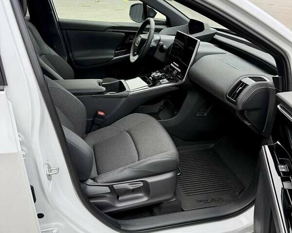 Белый Тойота bZ4X, объемом двигателя 0 л и пробегом 2 тыс. км за 27999 $, фото 84 на Automoto.ua