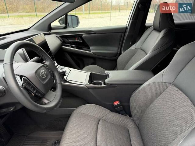 Белый Тойота bZ4X, объемом двигателя 0 л и пробегом 2 тыс. км за 27999 $, фото 113 на Automoto.ua