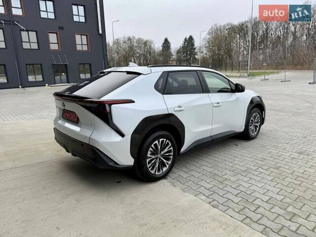 Белый Тойота bZ4X, объемом двигателя 0 л и пробегом 2 тыс. км за 27999 $, фото 2 на Automoto.ua
