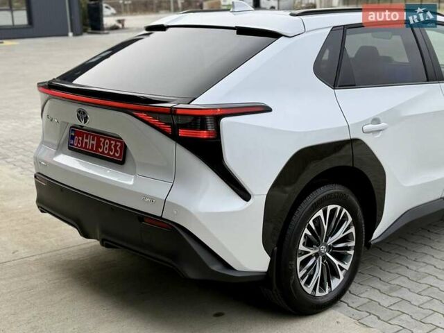 Белый Тойота bZ4X, объемом двигателя 0 л и пробегом 2 тыс. км за 27999 $, фото 119 на Automoto.ua