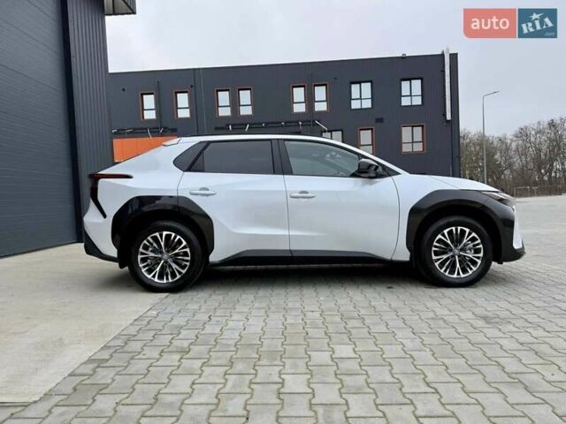 Белый Тойота bZ4X, объемом двигателя 0 л и пробегом 2 тыс. км за 27999 $, фото 5 на Automoto.ua