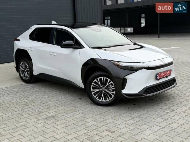 Белый Тойота bZ4X, объемом двигателя 0 л и пробегом 2 тыс. км за 27999 $, фото 116 на Automoto.ua