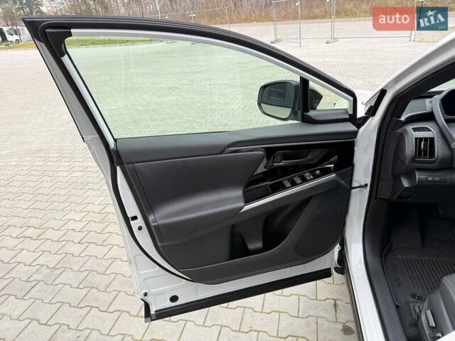 Белый Тойота bZ4X, объемом двигателя 0 л и пробегом 2 тыс. км за 27999 $, фото 101 на Automoto.ua