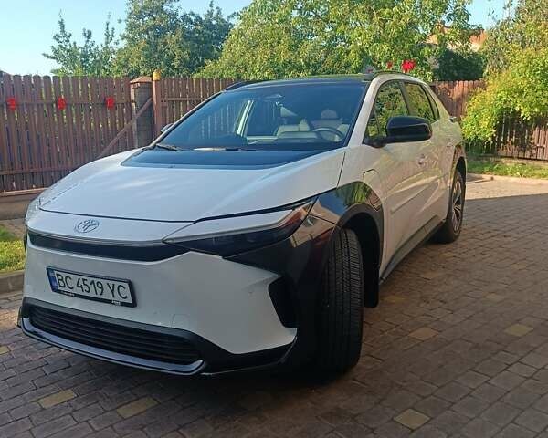 Белый Тойота bZ4X, объемом двигателя 0 л и пробегом 7 тыс. км за 26500 $, фото 2 на Automoto.ua