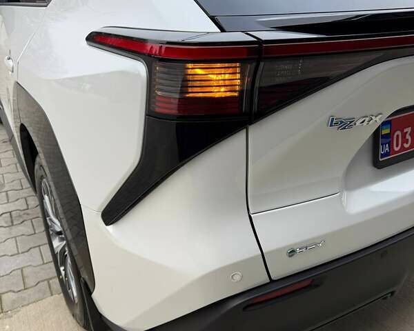Белый Тойота bZ4X, объемом двигателя 0 л и пробегом 2 тыс. км за 27999 $, фото 121 на Automoto.ua