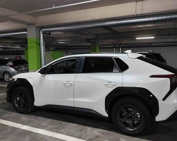 Білий Тойота bZ4X, об'ємом двигуна 0 л та пробігом 2 тис. км за 27500 $, фото 2 на Automoto.ua