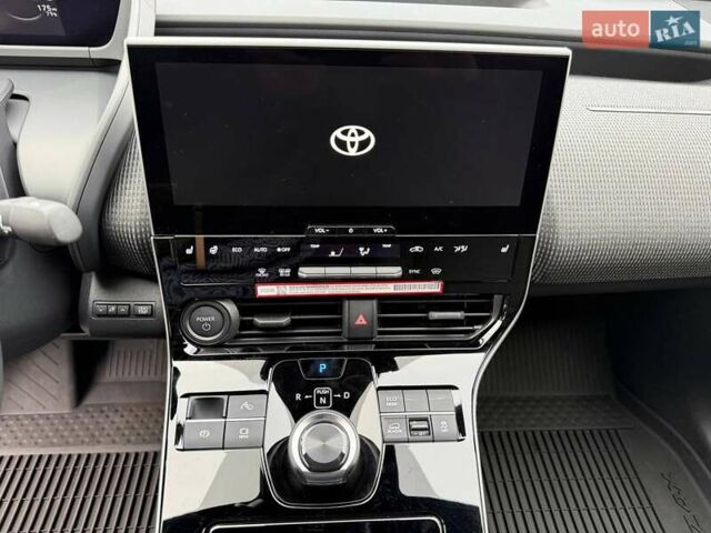 Белый Тойота bZ4X, объемом двигателя 0 л и пробегом 2 тыс. км за 27999 $, фото 137 на Automoto.ua