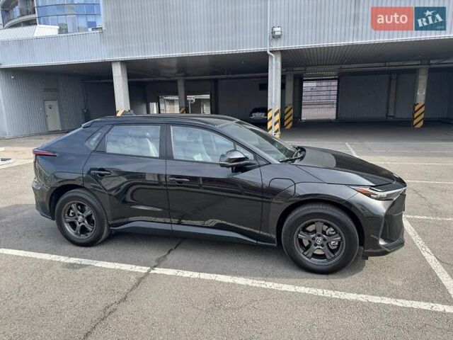 Черный Тойота bZ4X, объемом двигателя 0 л и пробегом 10 тыс. км за 24900 $, фото 5 на Automoto.ua