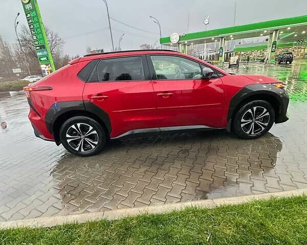 Красный Тойота bZ4X, объемом двигателя 0 л и пробегом 27 тыс. км за 23300 $, фото 4 на Automoto.ua