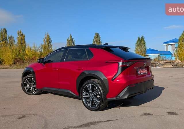 Красный Тойота bZ4X, объемом двигателя 0 л и пробегом 20 тыс. км за 26299 $, фото 2 на Automoto.ua
