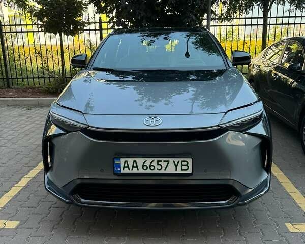 Серый Тойота bZ4X, объемом двигателя 0 л и пробегом 22 тыс. км за 25700 $, фото 1 на Automoto.ua