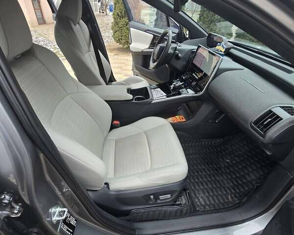 Сірий Тойота bZ4X, об'ємом двигуна 0 л та пробігом 38 тис. км за 25500 $, фото 10 на Automoto.ua