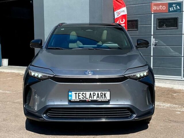 Серый Тойота bZ4X, объемом двигателя 0 л и пробегом 53 тыс. км за 23999 $, фото 2 на Automoto.ua