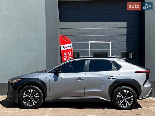 Серый Тойота bZ4X, объемом двигателя 0 л и пробегом 53 тыс. км за 23999 $, фото 5 на Automoto.ua