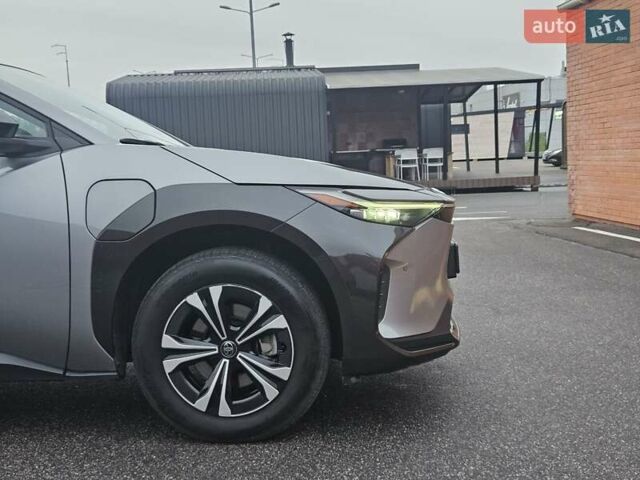 Серый Тойота bZ4X, объемом двигателя 0 л и пробегом 33 тыс. км за 23700 $, фото 4 на Automoto.ua