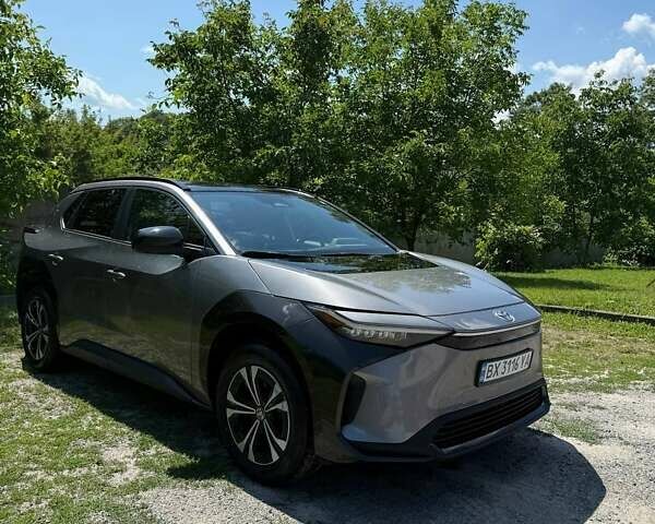 Сірий Тойота bZ4X, об'ємом двигуна 0 л та пробігом 40 тис. км за 24300 $, фото 5 на Automoto.ua