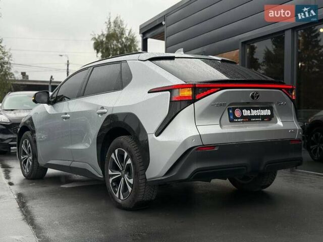 Серый Тойота bZ4X, объемом двигателя 0 л и пробегом 30 тыс. км за 28500 $, фото 4 на Automoto.ua