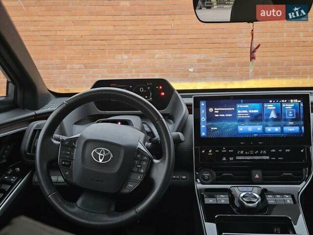 Серый Тойота bZ4X, объемом двигателя 0 л и пробегом 33 тыс. км за 23700 $, фото 2 на Automoto.ua