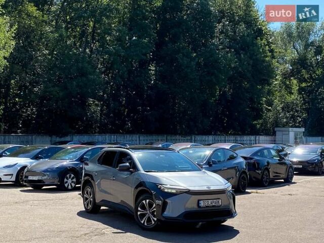 Серый Тойота bZ4X, объемом двигателя 0 л и пробегом 53 тыс. км за 23999 $, фото 1 на Automoto.ua