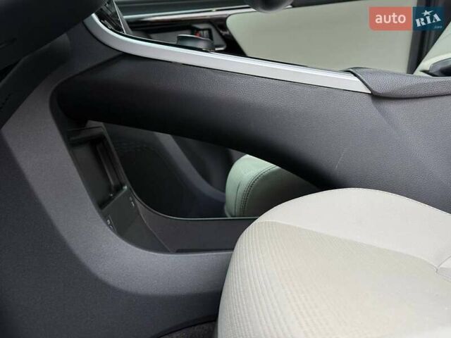 Сірий Тойота bZ4X, об'ємом двигуна 0 л та пробігом 30 тис. км за 29000 $, фото 27 на Automoto.ua