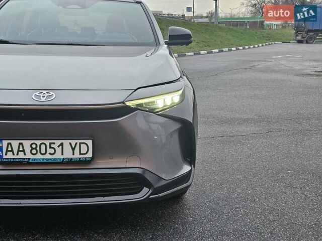 Серый Тойота bZ4X, объемом двигателя 0 л и пробегом 33 тыс. км за 23700 $, фото 3 на Automoto.ua