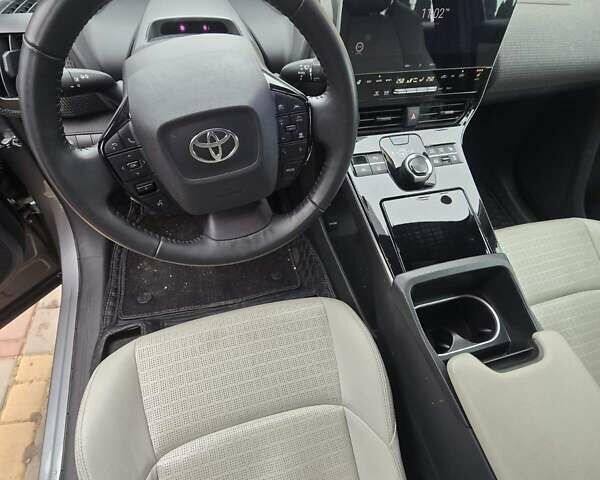Сірий Тойота bZ4X, об'ємом двигуна 0 л та пробігом 38 тис. км за 25500 $, фото 1 на Automoto.ua