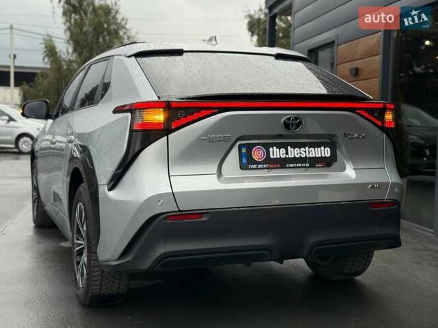 Серый Тойота bZ4X, объемом двигателя 0 л и пробегом 30 тыс. км за 28500 $, фото 5 на Automoto.ua