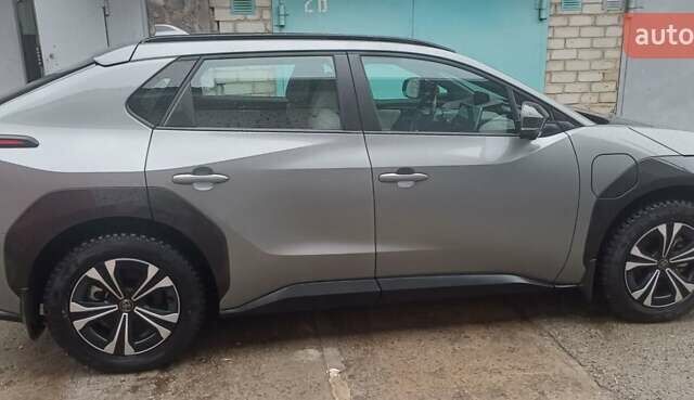 Сірий Тойота bZ4X, об'ємом двигуна 0 л та пробігом 28 тис. км за 26000 $, фото 2 на Automoto.ua
