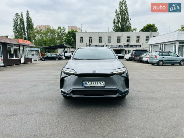 Сірий Тойота bZ4X, об'ємом двигуна 0 л та пробігом 11 тис. км за 24200 $, фото 1 на Automoto.ua