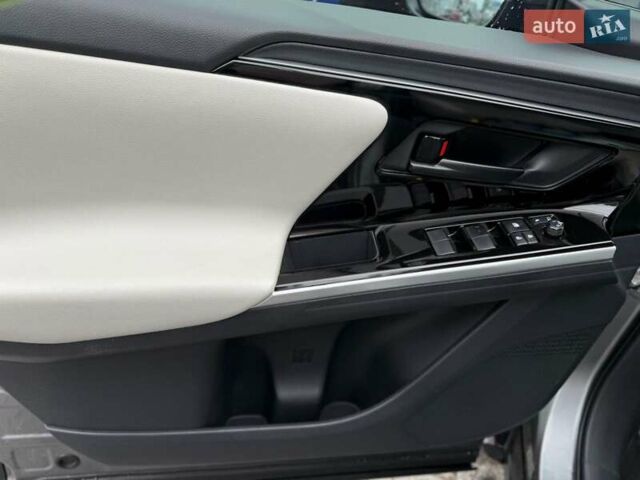 Серый Тойота bZ4X, объемом двигателя 0 л и пробегом 33 тыс. км за 26000 $, фото 5 на Automoto.ua