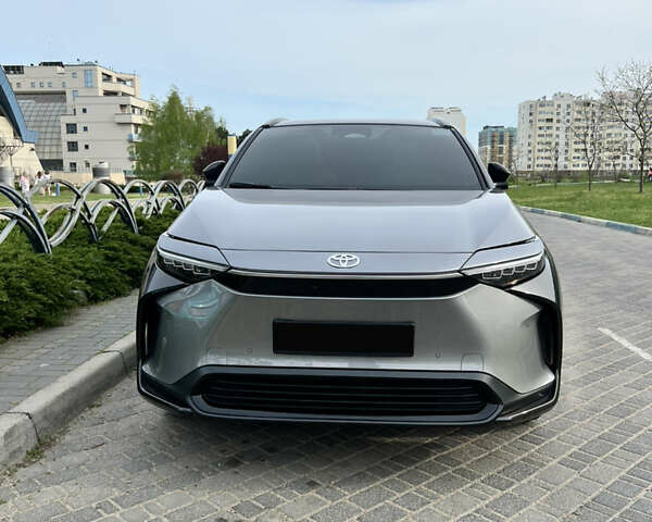 Серый Тойота bZ4X, объемом двигателя 0 л и пробегом 5 тыс. км за 26900 $, фото 2 на Automoto.ua