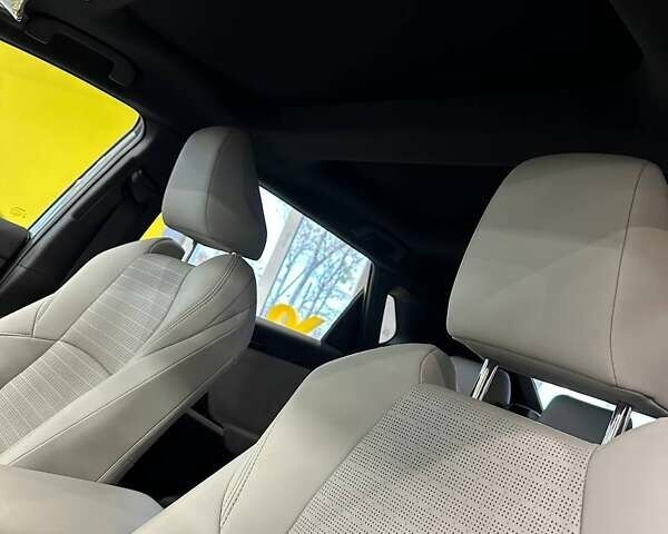 Серый Тойота bZ4X, объемом двигателя 0 л и пробегом 1 тыс. км за 29500 $, фото 4 на Automoto.ua