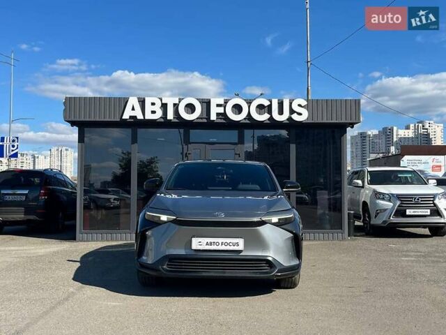 Серый Тойота bZ4X, объемом двигателя 0 л и пробегом 27 тыс. км за 24490 $, фото 2 на Automoto.ua