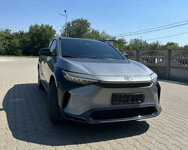 Серый Тойота bZ4X, объемом двигателя 0 л и пробегом 5 тыс. км за 32500 $, фото 2 на Automoto.ua