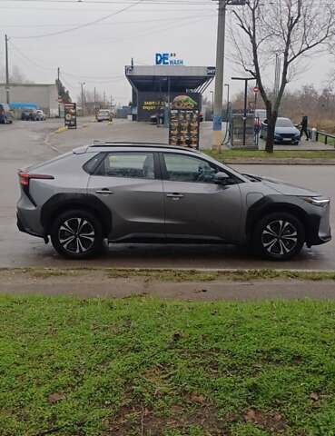 Сірий Тойота bZ4X, об'ємом двигуна 0 л та пробігом 28 тис. км за 26000 $, фото 4 на Automoto.ua