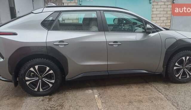 Сірий Тойота bZ4X, об'ємом двигуна 0 л та пробігом 28 тис. км за 26000 $, фото 1 на Automoto.ua