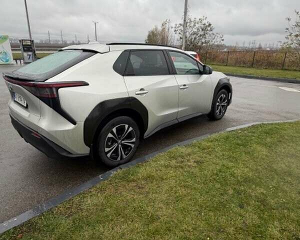 Серый Тойота bZ4X, объемом двигателя 0 л и пробегом 31 тыс. км за 23700 $, фото 4 на Automoto.ua