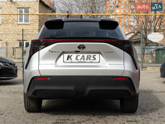 Серый Тойота bZ4X, объемом двигателя 0 л и пробегом 2 тыс. км за 28900 $, фото 3 на Automoto.ua
