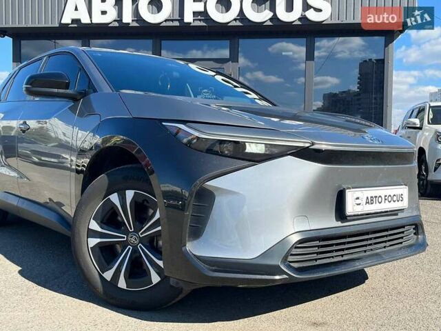 Серый Тойота bZ4X, объемом двигателя 0 л и пробегом 27 тыс. км за 24490 $, фото 1 на Automoto.ua