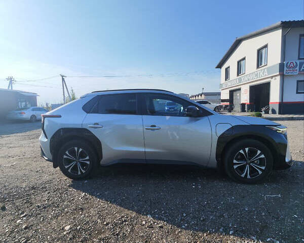Серый Тойота bZ4X, объемом двигателя 0 л и пробегом 53 тыс. км за 27500 $, фото 4 на Automoto.ua