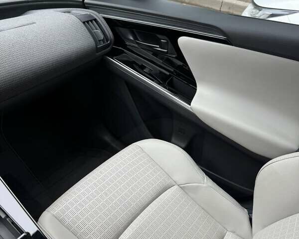 Серый Тойота bZ4X, объемом двигателя 0 л и пробегом 33 тыс. км за 26000 $, фото 9 на Automoto.ua