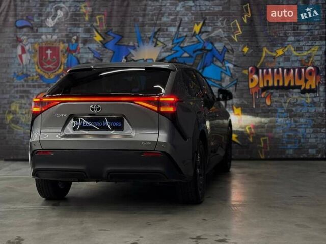 Серый Тойота bZ4X, объемом двигателя 0 л и пробегом 8 тыс. км за 30899 $, фото 3 на Automoto.ua