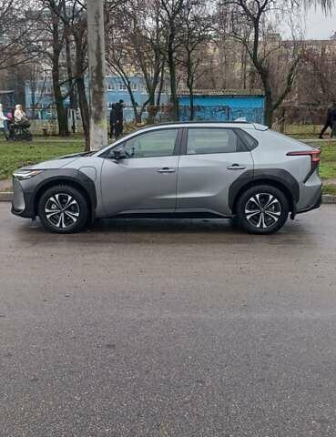 Сірий Тойота bZ4X, об'ємом двигуна 0 л та пробігом 28 тис. км за 26000 $, фото 6 на Automoto.ua