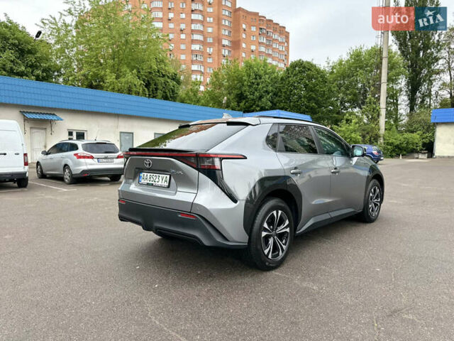 Сірий Тойота bZ4X, об'ємом двигуна 0 л та пробігом 11 тис. км за 24200 $, фото 4 на Automoto.ua