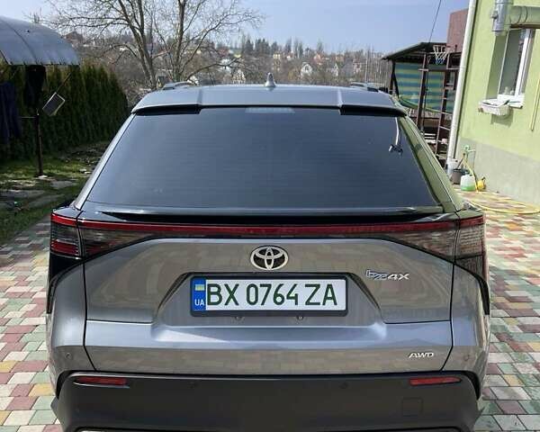 Серый Тойота bZ4X, объемом двигателя 0 л и пробегом 52 тыс. км за 22300 $, фото 2 на Automoto.ua