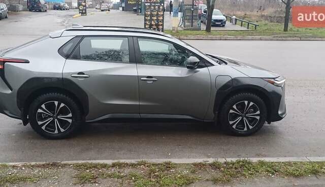 Сірий Тойота bZ4X, об'ємом двигуна 0 л та пробігом 28 тис. км за 26000 $, фото 3 на Automoto.ua