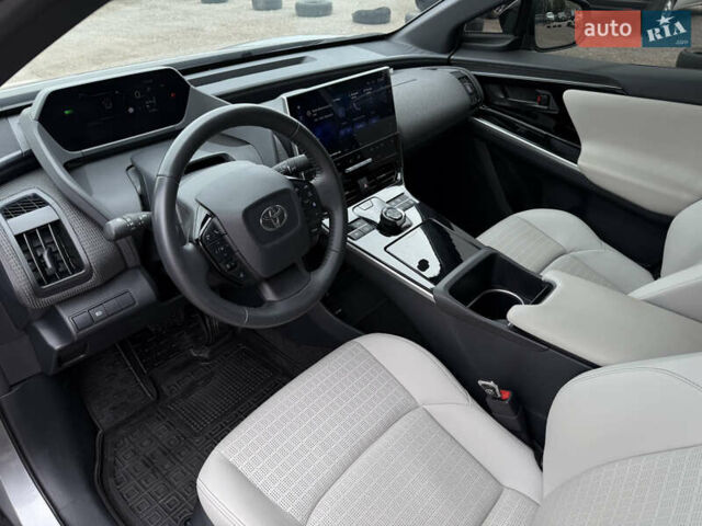 Сірий Тойота bZ4X, об'ємом двигуна 0 л та пробігом 34 тис. км за 23950 $, фото 26 на Automoto.ua