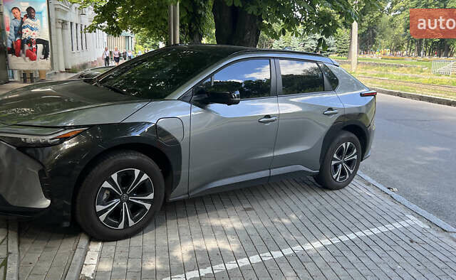 Серый Тойота bZ4X, объемом двигателя 0 л и пробегом 49 тыс. км за 22000 $, фото 3 на Automoto.ua