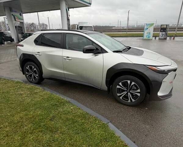 Серый Тойота bZ4X, объемом двигателя 0 л и пробегом 31 тыс. км за 23700 $, фото 3 на Automoto.ua